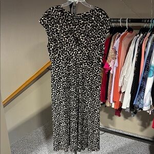 Jones New York Black Cream Sheath Midi Dress